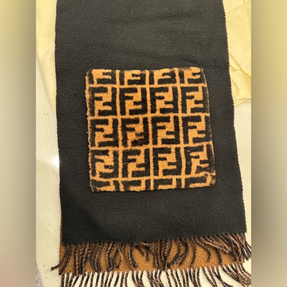 FENDI Touch of Fur Cashmere scarf - Picture 3 of 8